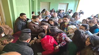 فيديو وصور- سكرتير المجمع المقدس يوزع هدايا وعيديات على المحتفلين في أسيوط