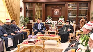 هدايا وعيديات.. محافظ جنوب سيناء يشارك أطفال كنيسة السمائيين فرحة الميلاد