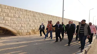 محافظ القاهرة يتفقد أعمال ترميم سور مجرى العيون وتطوير منطقة السيدة عائشة