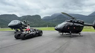 نيمار يستعرض أسطوله الفاخر.. طائرتان وسيارة باتمان بـ50 مليون استرليني