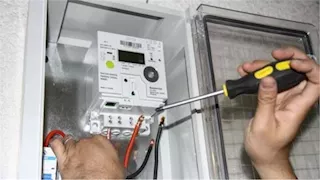 فني بـ"الكهرباء" يتربح 73 مليون جنيه من تركيب عدادات لمبانِ مخالفة - تفاصيل 