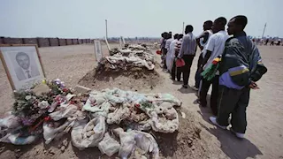 وفاة بعثة كاملة وقمصان بلا أكمام.. أغرب 6 مشاهد في تاريخ كأس الأمم الأفريقية قبل مشجع الكونغو