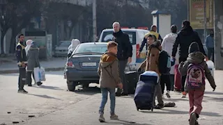 الجيش السوري يحذّر قسد من استهداف النازحين من أحياء حلب