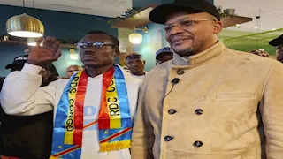 "قميص يحمل اسمه".. 5 صور من زيارة المشجع "لومومبا" لبعثة الجزائر