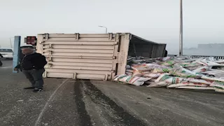 إصابة سائق وتباع في حادث انقلاب "تريلا" على الطريق الزراعي قرب كوبري قها