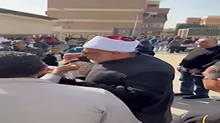 شيخ أزهري يوزّع عيدية على أطفال داخل كنيسة بالشرقية -صور 