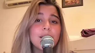 ابنة شيرين تخطف الأنظار مرة جديدة بغنائها "على بالي" (فيديو)