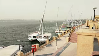 عاصفة ترابية تجتاح أسوان وتوقف حركة الملاحة النهرية (فيديو وصور)