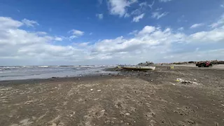 أمواج عالية ورياح قوية على شواطئ بورسعيد.. والسلطات في حالة تأهب (فيديو وصور)