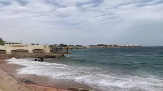 بالصور- ارتفاع الأمواج على شواطئ مدينة دهب بسبب نشاط الرياح