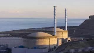 فرنسا تغلق محطة طاقة نووية مطلة على القنال الإنجليزي وسط عاصفة