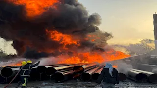 الدفع بـ13 سيارات إطفاء للسيطرة على حريق "سنتريس" بالمنوفية -صور