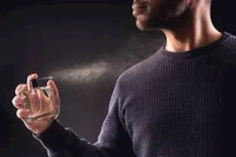 هل تسبب العطور حب الشباب في الجسم؟