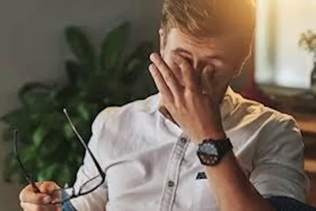 عوامل تزيد من إعتام عدسة العين لدى الشباب