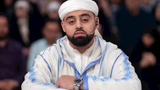 القارئ محمد أيوب عاصف يروي رحلته من ملاعب أوروبا إلى دولة التلاوة