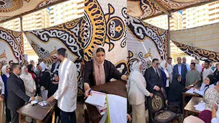 علاج ومحو أمية.. قافلة جامعة الإسكندرية تخدم أهالي بشاير الخير -صور