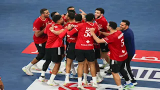 احتفالات لاعبي الأهلي مع الجماهير بعد الفوز على الزمالك وحصد برونزية العالم (فيديو وصور)