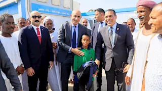 طالب بـ"شلاتين" يدهش وزير التعليم بأداء استثنائي أثناء تحية العلم 
