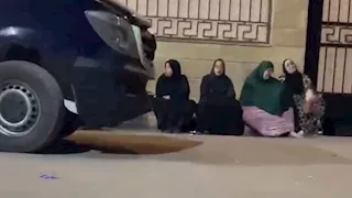 بعد مصرع 7 أشخاص.. أهالي ضحايا حادث كوبري قها ينتظرون استلام الجثامين