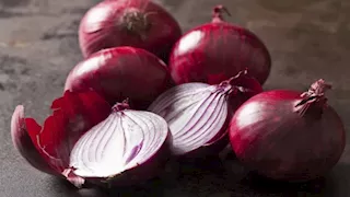 كيف يؤثر تناول البصل النيئ على مستوى السكر في الدم؟ 