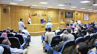 محافظ المنيا يوجه بعلاج حالات إنسانية وتوفير فرص عمل وتراخيص أكشاك -صور
