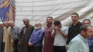 بالصور- انهيار والد وشقيق مضيفة الطيران عزة رمزي في تشييع جثمانها بالبحيرة