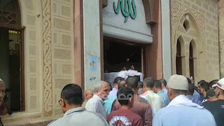بالصور- خروج جثمان المضيفة عزة رمزي ملفوفًا بفستان زفاف في البحيرة