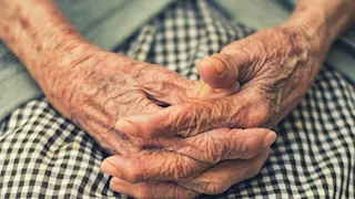قرية إيطالية تثير اهتمام العلماء.. لماذا ترتفع فرص بلوغ نسائها سن المئة؟
