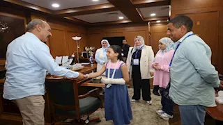محافظ السويس يوقف معلمة اعتدت على تلميذة بالضرب ويحيلها للنيابة
