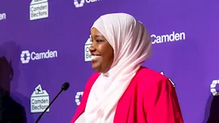  أول نائبة بريطانية من أصول صومالية تؤدي القسم على المصحف (فيديو)