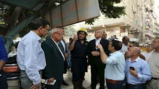 محافظ القاهرة يتابع جهود إنقاذ السكان عقب انهيار عقار مكون من 5 طوابق بحدائق القبة