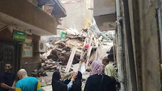 على قيد الحياة.. تفاصيل انتشال الطفل الثاني من أسفل أنقاض عقار حدائق القبة المنهار