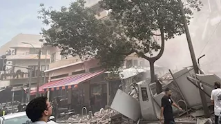 صور| انهيار مبنى في تل أبيب وتواصل أعمال البحث عن مفقودين محتملين
