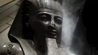 المتحف المصري الكبير يوثق تنظيف تمثال رمسيس الثاني -صور