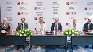 كلييك للتطوير العقاري توقع اتفاقية مع " IHG" العالمية لإدارة فندق كراون بلازا القاهرة الجديدة
