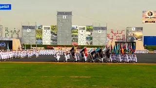 طلاب الشرطة يرسمون رقم دفعتهم خلال حفل التخرج