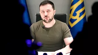 "روسيا تهاجمنا دون سابق إنذار".. زيلينسكي غاضب من تعليق واشنطن تبادل المعلومات الاستخباراتية