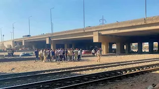 مصرع شخص دهسًا أسفل عجلات قطار في نزلة قليوب بالطريق الدائري - صور