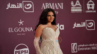 ركين سعد تخطف الأنظار بإطلالة بيضاء في افتتاح مهرجان الجونة السينمائي