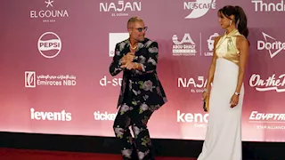 تامر هجرس يرقص على السجادة الحمراء بافتتاح الجونة السينمائي - صورة 