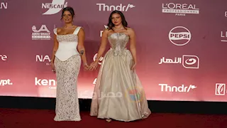 إيمان العاصي وابنتها تخطفان الأنظار في افتتاح مهرجان الجونة السينمائي