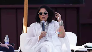 لي لي أحمد حلمي تهنئ والدتها على تكريمها من مهرجان الجونة السينمائي