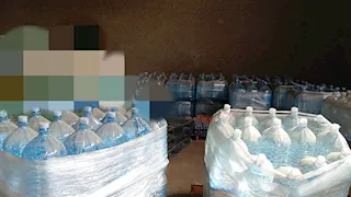 بالصور- ضبط 32 ألف زجاجة مياه مجهولة المصدر داخل مخزن بالإسماعيلية 