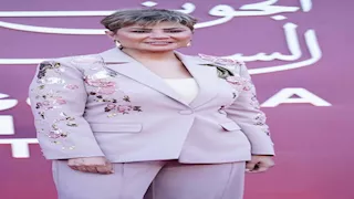 مفيدة شيحة تخطف الأنظار ببدلة موف في ثالث أيام مهرجان الجونة