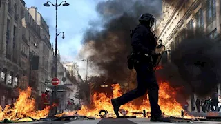 272 معتقلًا وملثمون وعنف تتوسع رقعته.. فرنسا تغلي بالاشتباكات- صور