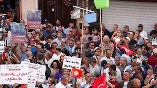 تونس.. آلاف المتظاهرين في الشوارع احتجاجًا على حكم قيس سعيد |صور
