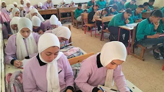 بالصور- بدء امتحانات شهر أكتوبر لصفوف النقل بمدارس البحيرة
