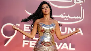 اللون الذهبي يضفي فخامة على ظهور نجمات الفن مهرجان الجونة 