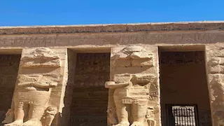 بالصور- تقنية حديثة بالطاقة الشمسية لحماية معبد هابو بالأقصر من الطيور
