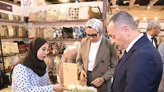 محافظ الوادي الجديد تتفقد 7 أجنحة بمعرض تراثنا وتوجه بدعم الحرفيين
